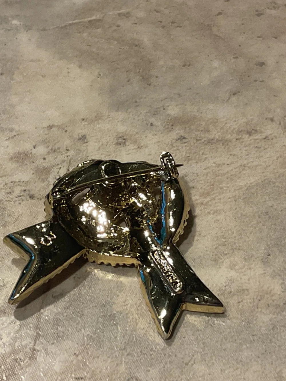 Gerry’s Knotted Ribbon Brooch Vintage Goldtone 2” across